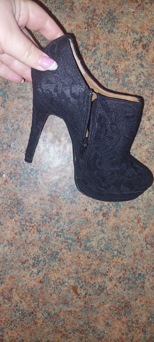 Красиви дантелени ботита