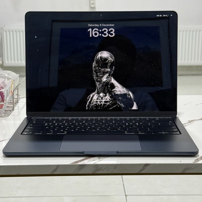 Macbook M2 ideal, yangi