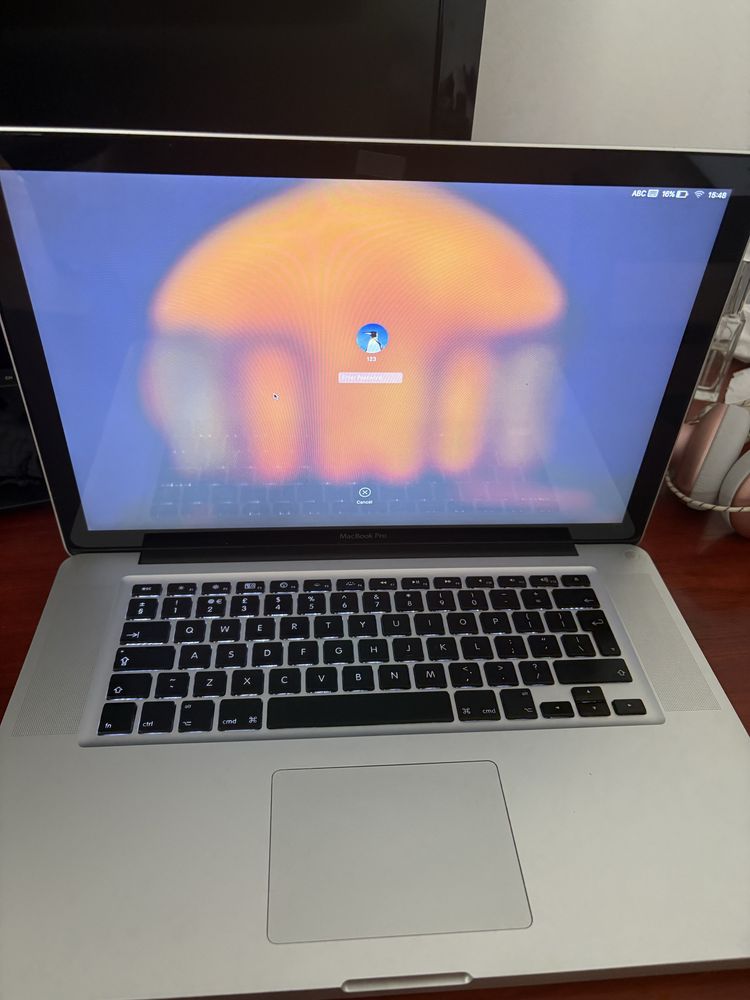 Продавам Macbook Pro 2010