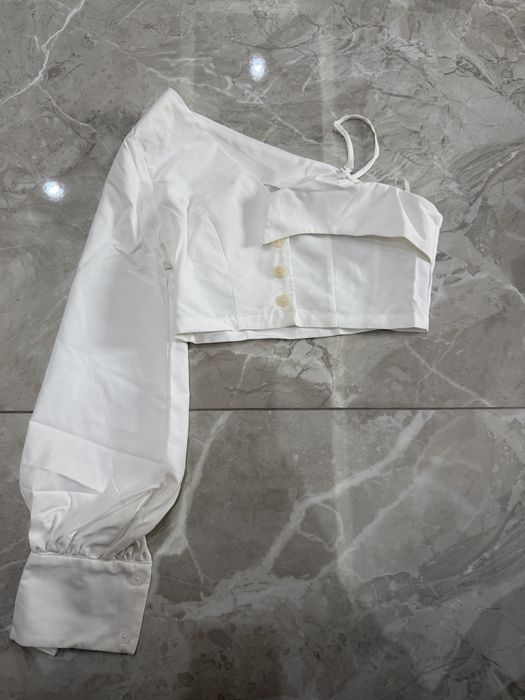 Бял топ с един ръкав