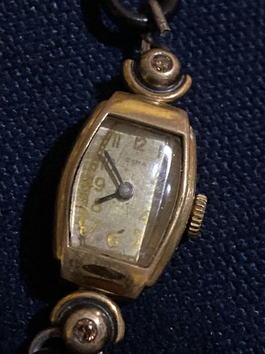 Швейцарски часовник CYMA с естествени диаманти