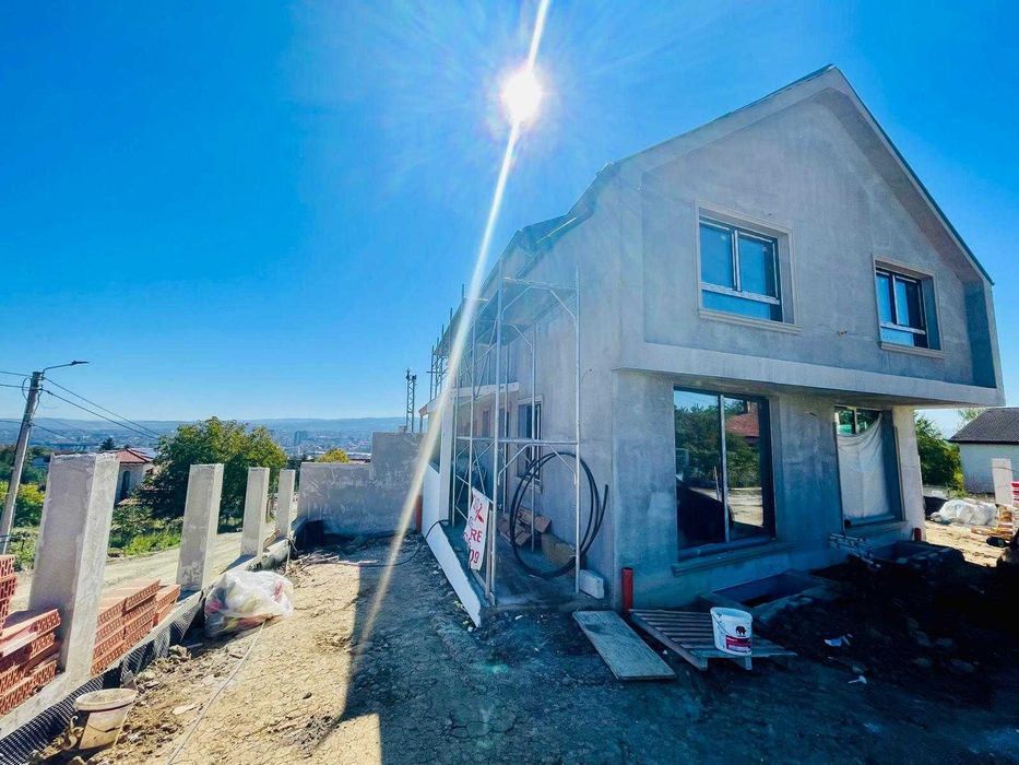 Vanzare casa cuplata cu panorama 156 mpu, 2 garaje zona Dambul Rotund