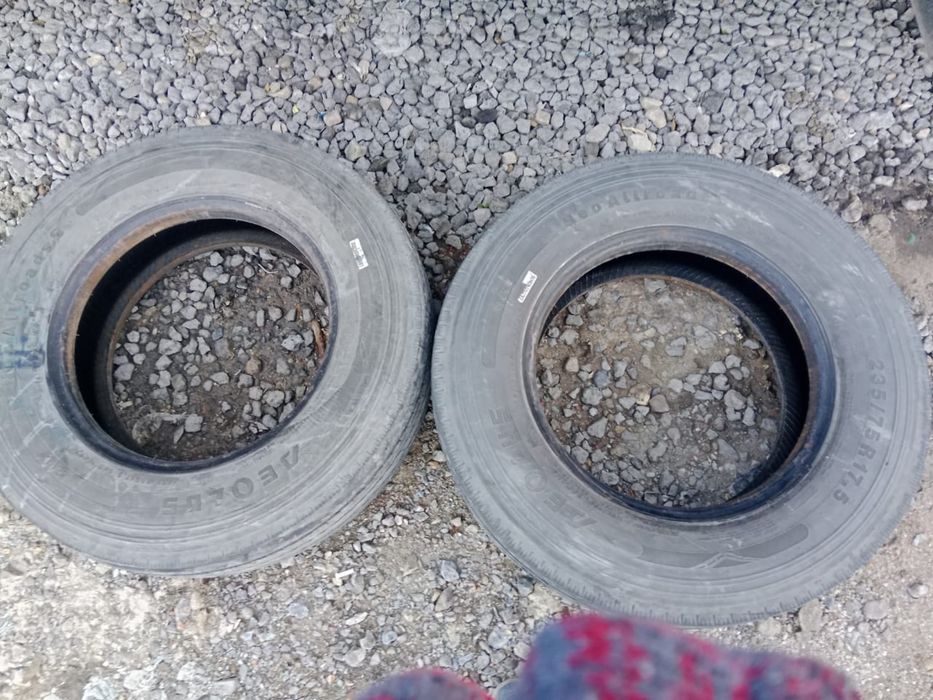 Две шины 235/75 R 17.5 целые без порезов
