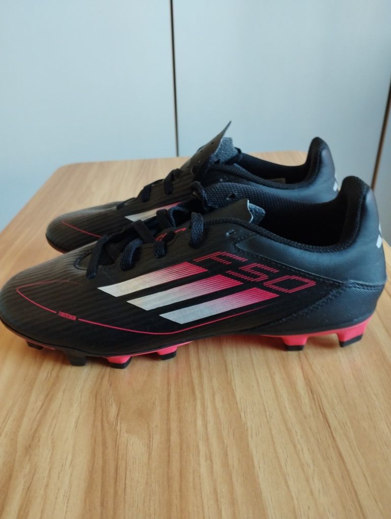 Футболни обувки Adidas 40 номер 25см. Нови