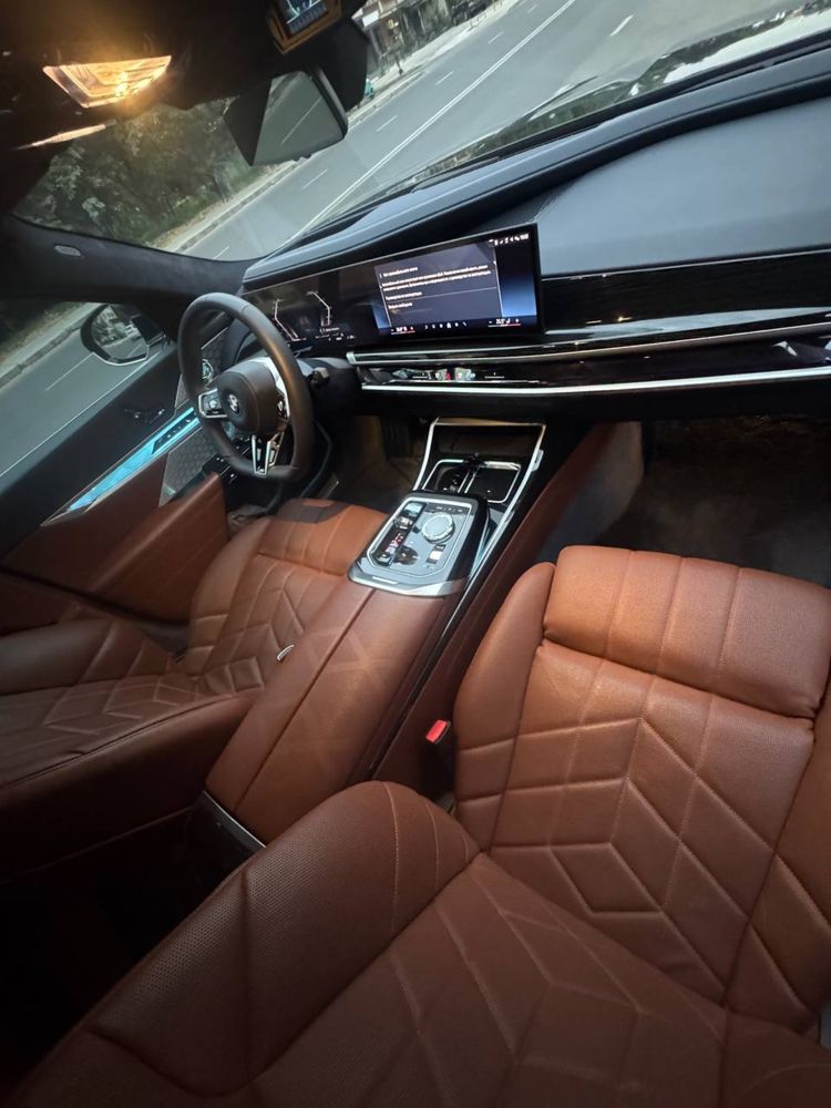 Автомобиль представительского класса BMW i760