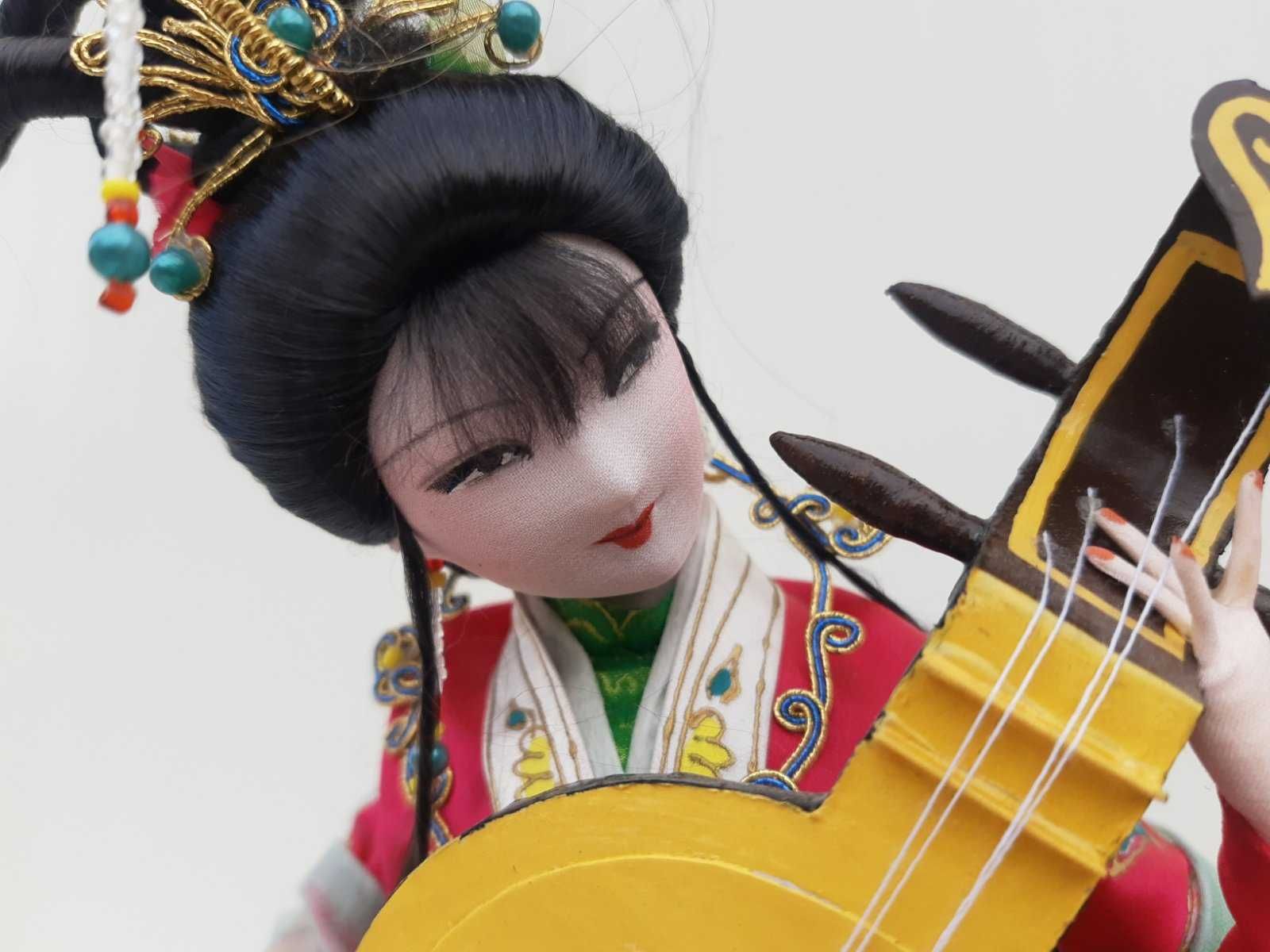 Голяма ретро кукла с постамент. Китайска музикантка