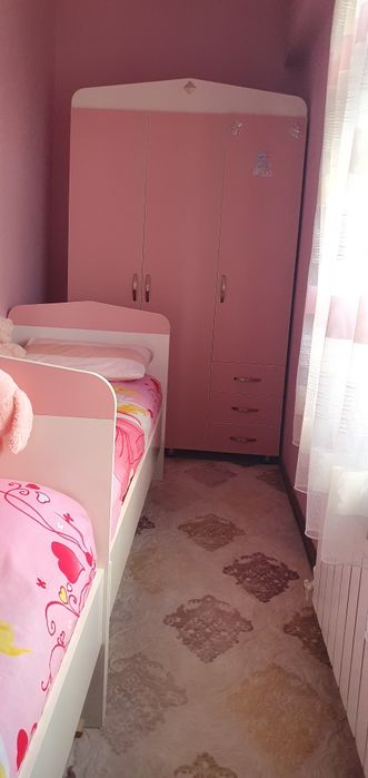 2 кровать, шкаф и компьютерные стол и еще 1 тумбочка