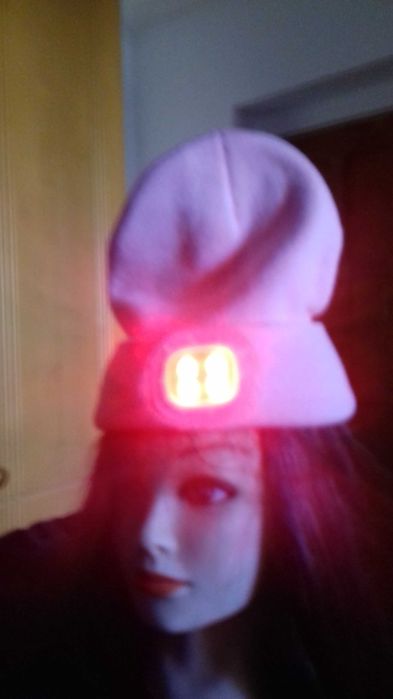 vand     caciula    iarna  cu  lumini  led