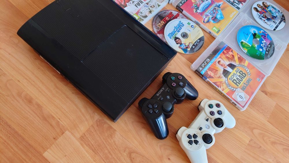 SONY PlayStation 3 Super Slim с много игри и 2 джойстика