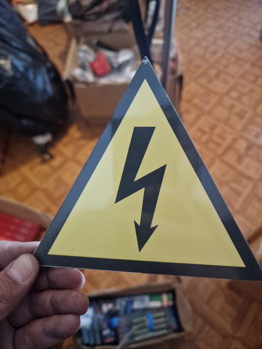 Значки опасность поражение электрическим током