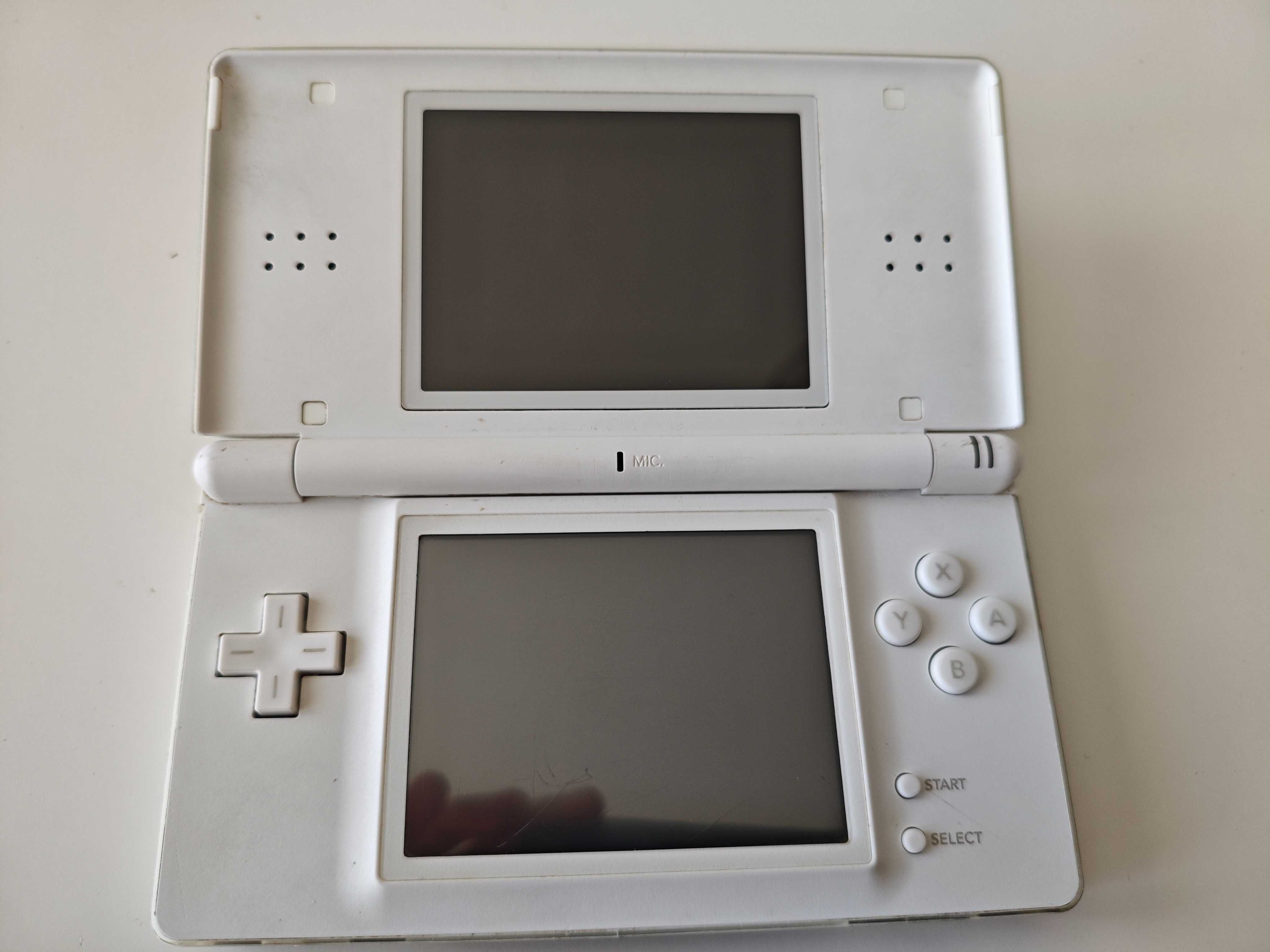 Конзола Nintendo DS Lite - качени много игри