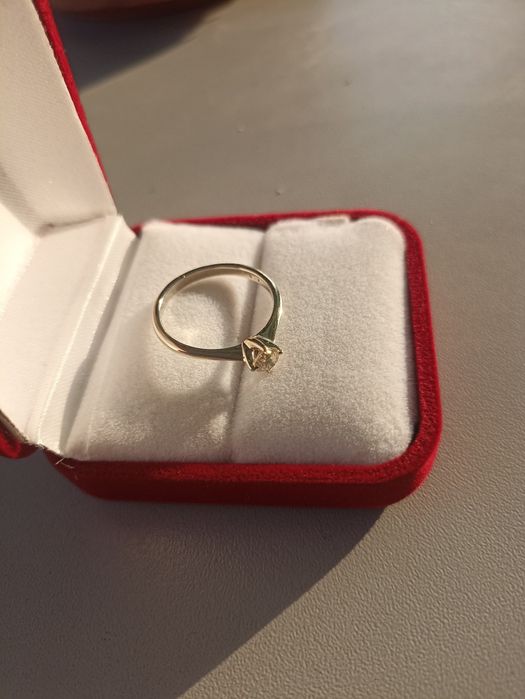 Кольцо с бриллиантом