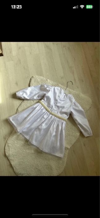 Rochita alba potrivita pentru serbare sau evenimente speciale