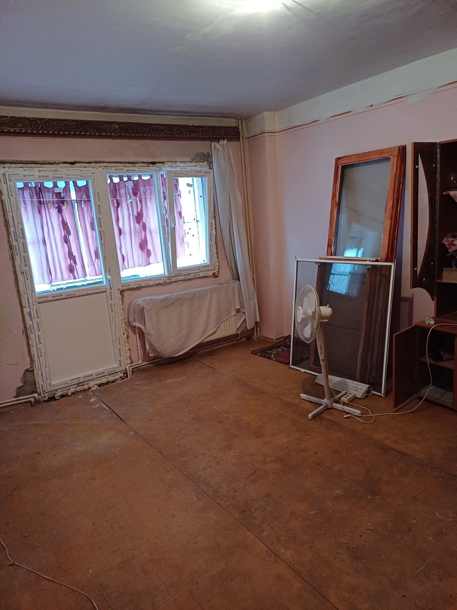Vand ap cu doua camere decomandat etaj 1  central