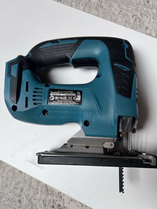 Fierăstrău pendular Makita de 18V pe acumulator