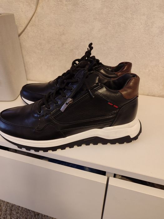 Продам кросовки новые, размер 43