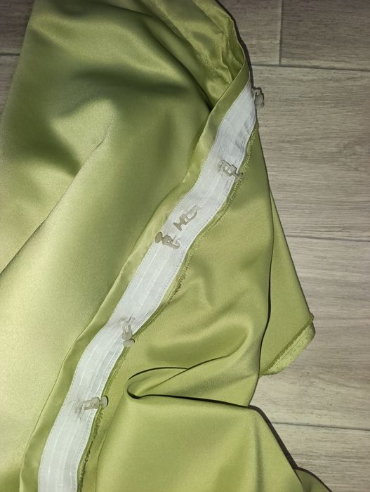 продам штору зеленую атласную