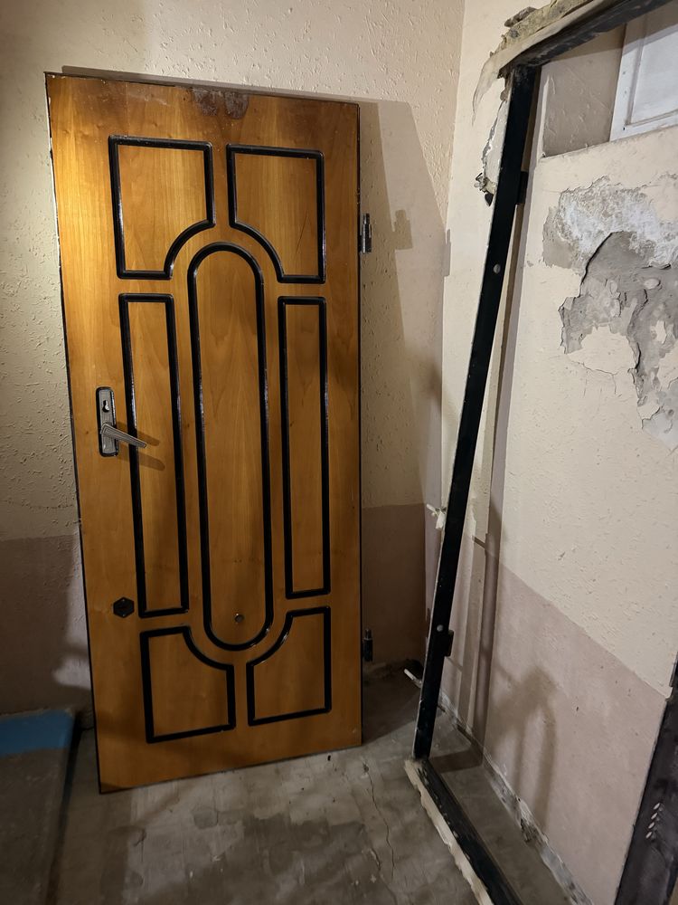 Продам входную дверь