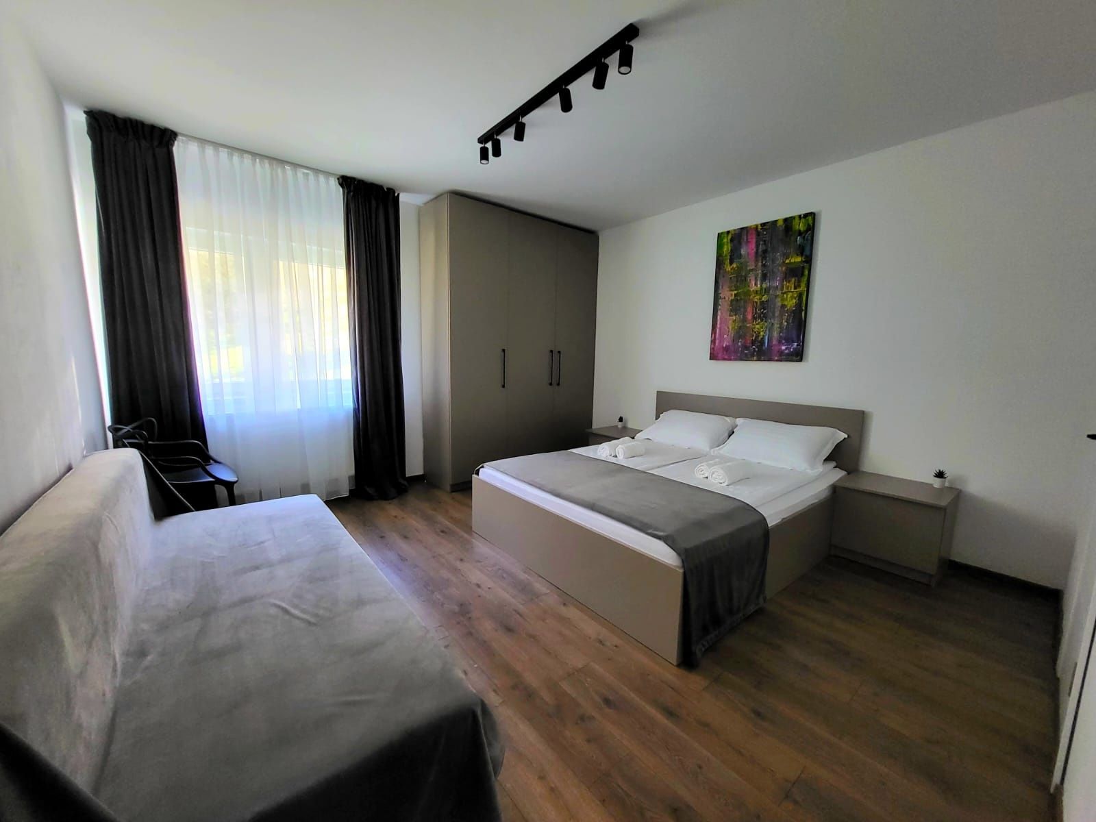 Cabana moderna cu ciubar-jacuzzi de inchiriat Suncuiuș