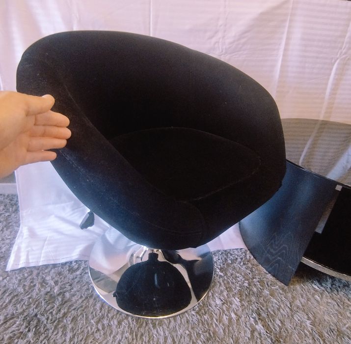 Set măsuță cafea din lemn si sticlă și 2 scaune ajustabile, rotative.