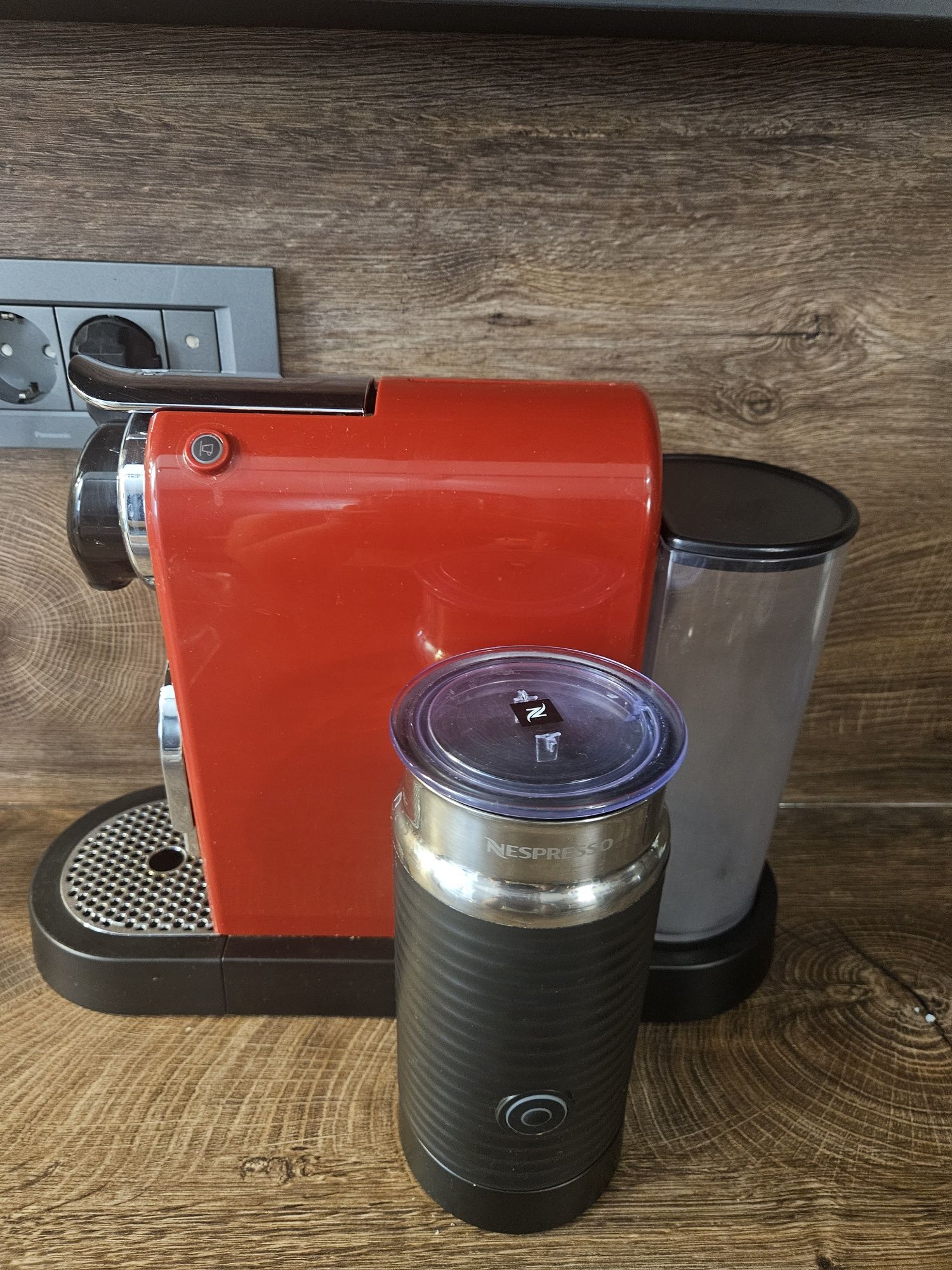 Aparat cafea Nespresso cu Aeroccino incorporat