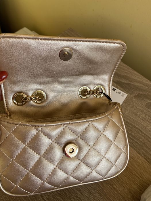 Оригинална нова чантичка Guess