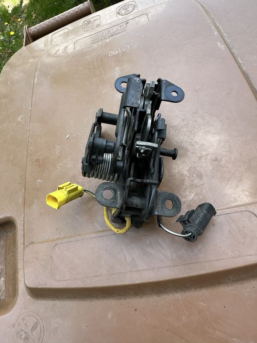 Balama capota F10 stanga