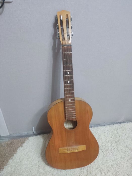 Гитара шестиструнка