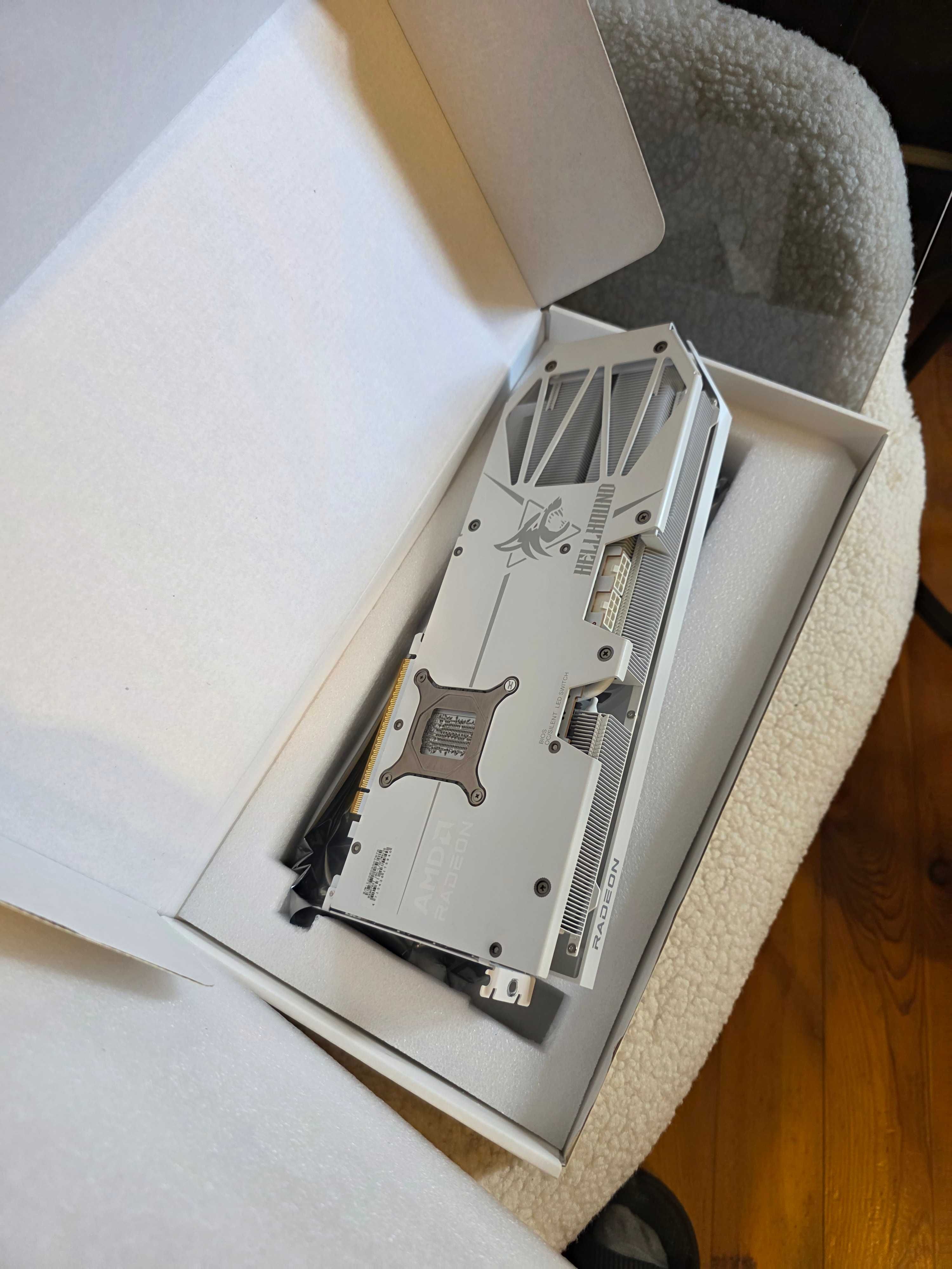 Продавам видеокарта PowerColor Hellhound RX 9070XT 16GB GDDR6- БЯЛА!