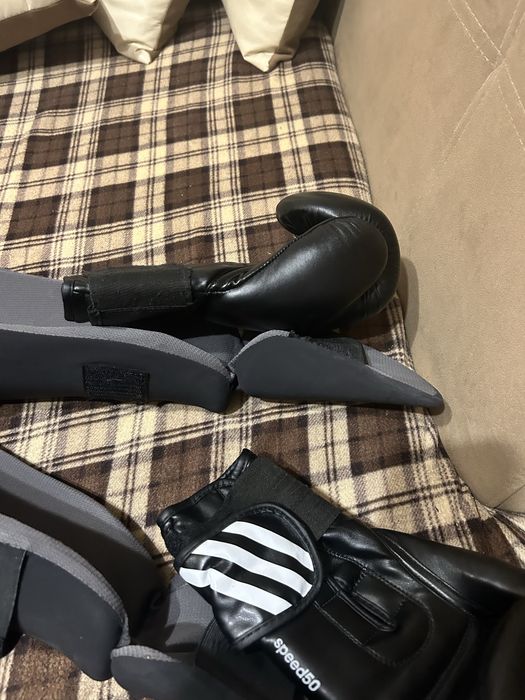 Ръкавици и кори за кикбокс