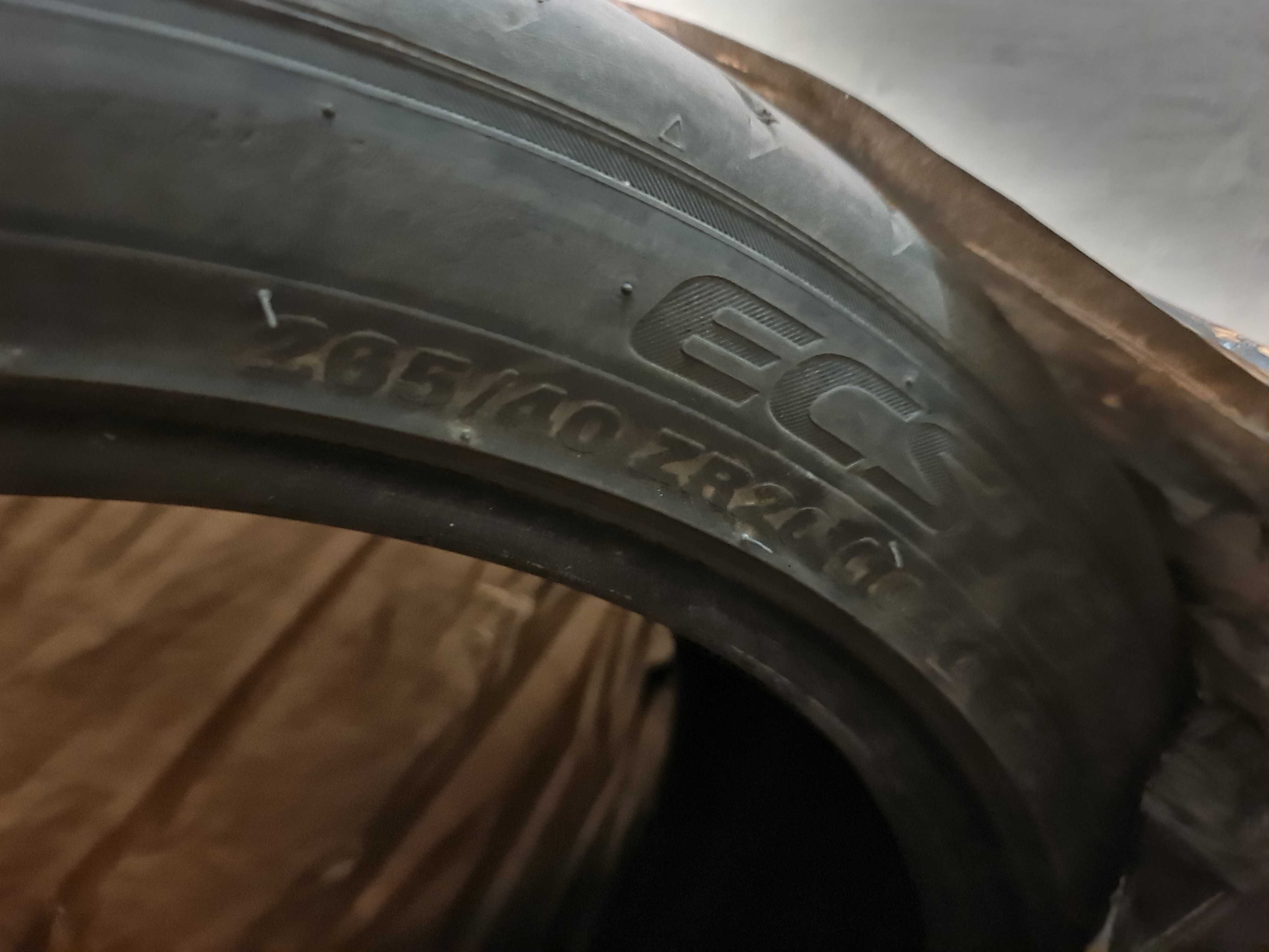 2бр. гуми (1 - Pirelli и 1 - Kumho)