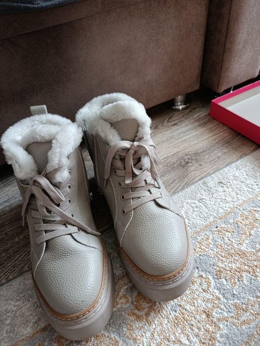 Женские зимние ботинки в отличном состоянии натуральная кожа мех.