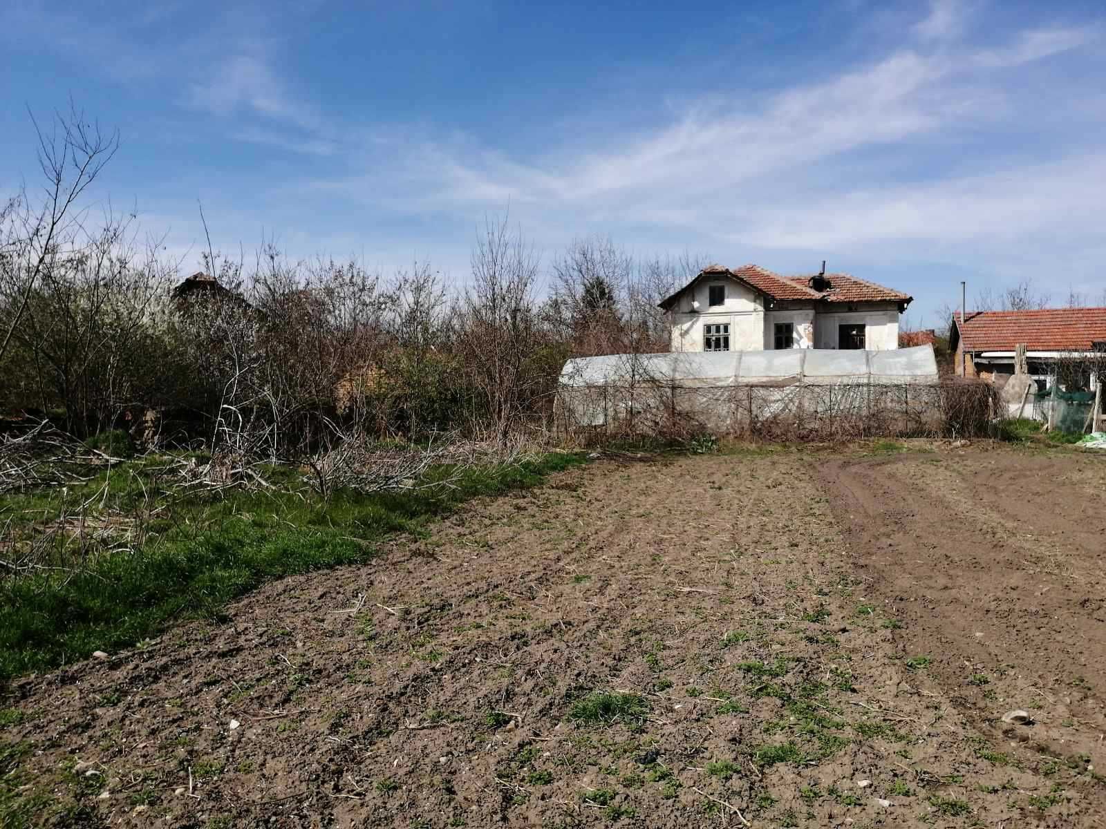 Голям двор с къща за цялостен ремонт, с. Горни Дъбник 139 км от София
