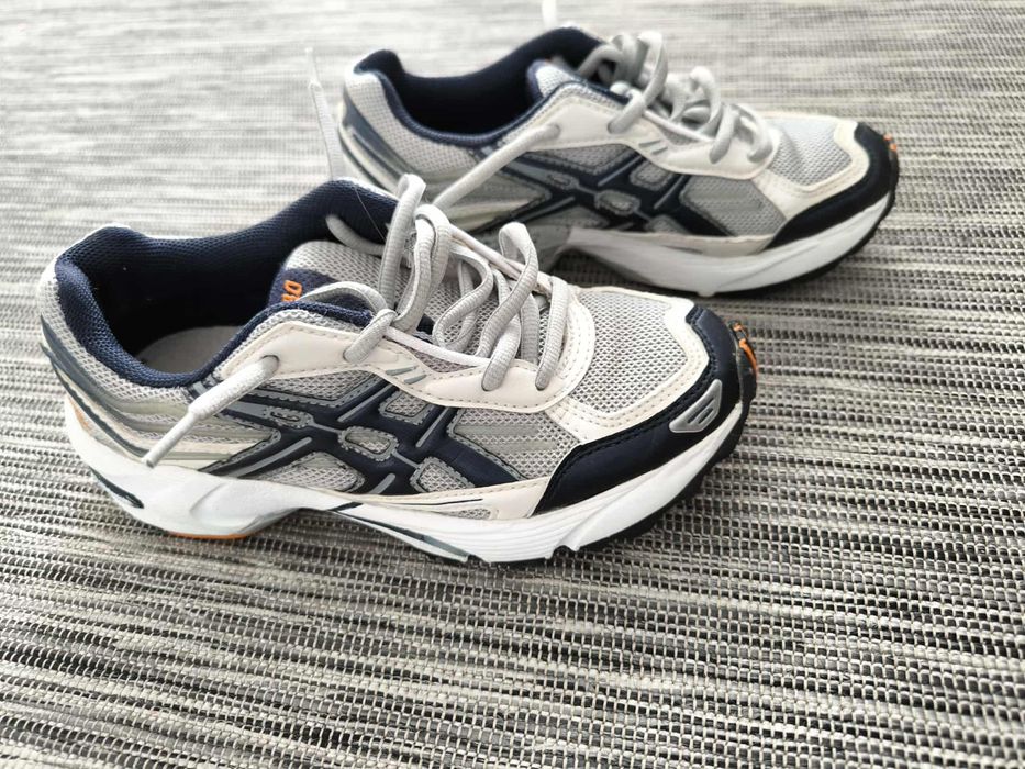 Asics

Спортни обувки