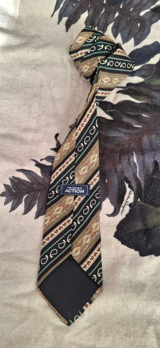 Вратовръзка  Trussardi 100% коприна ,произведена в Италия.