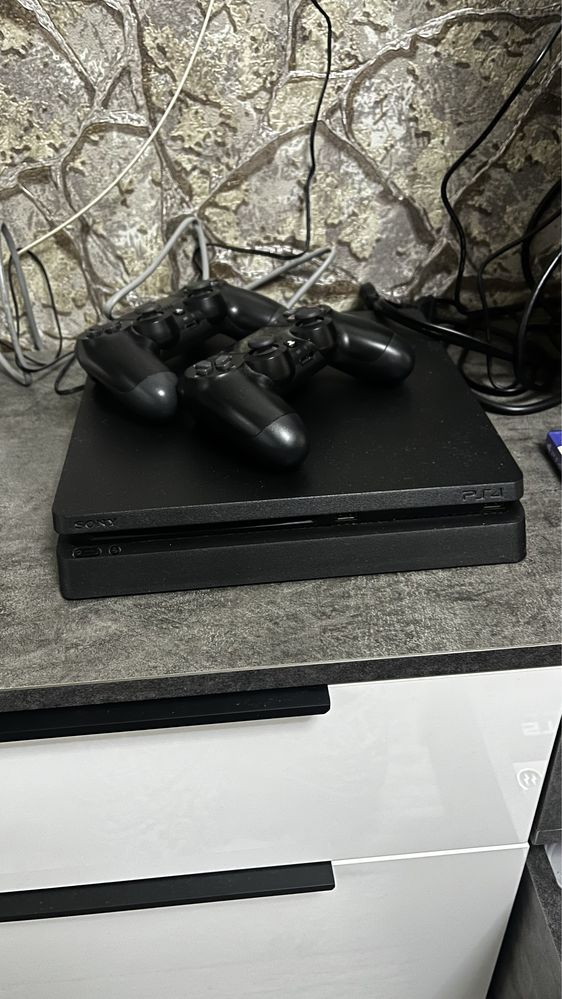 Продам PlayStation 4