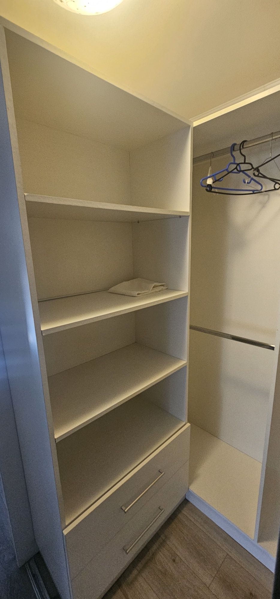 Vând dressing cu sertare, rafturi, loc umeraș și oglinda