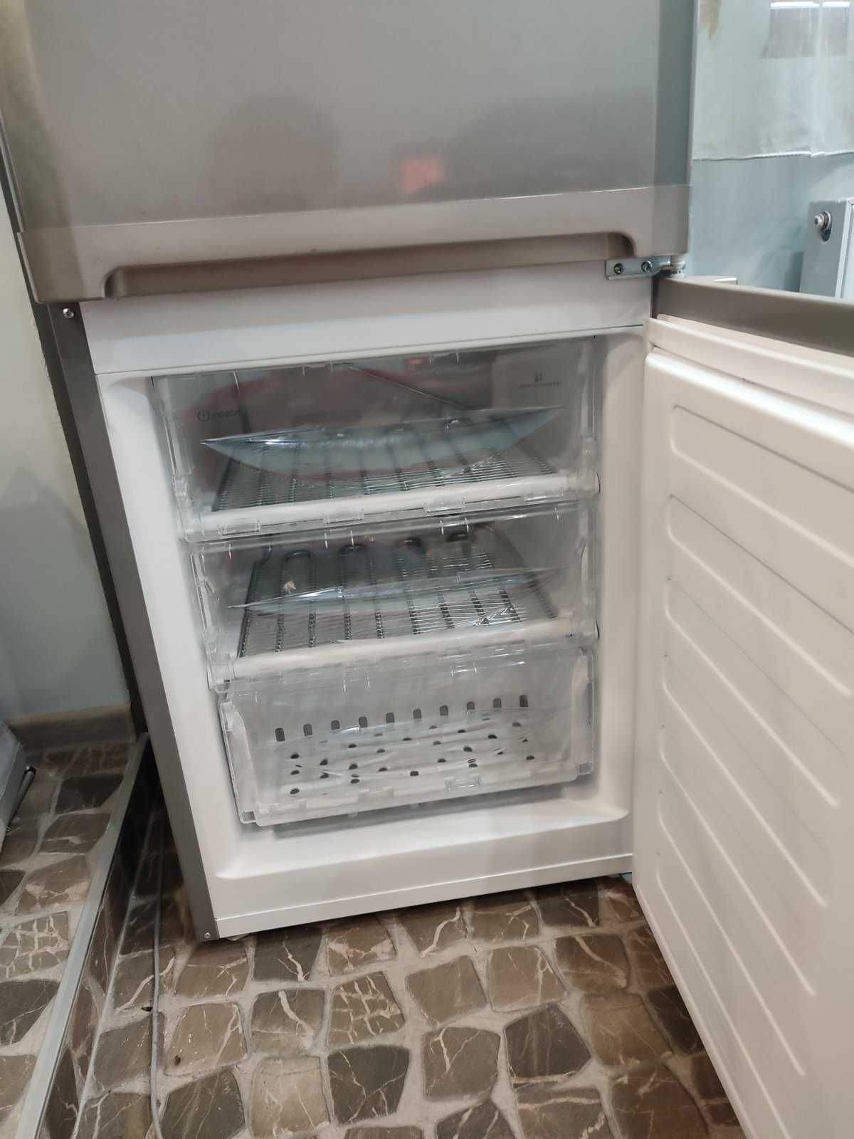 Нов хладилник indesit още в гаранция