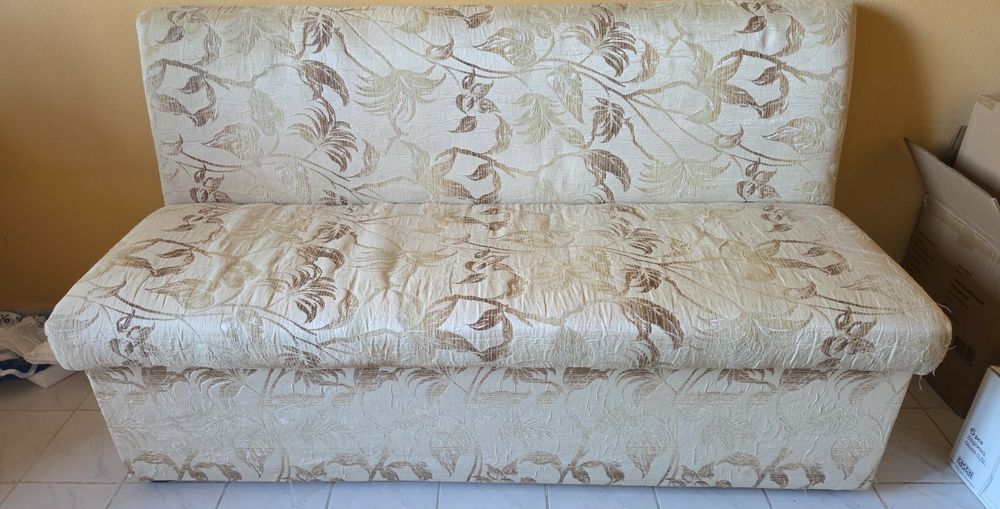 Продава два дивана