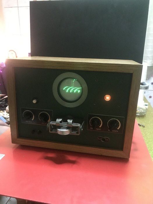 Oscilograf vintage pe lampi