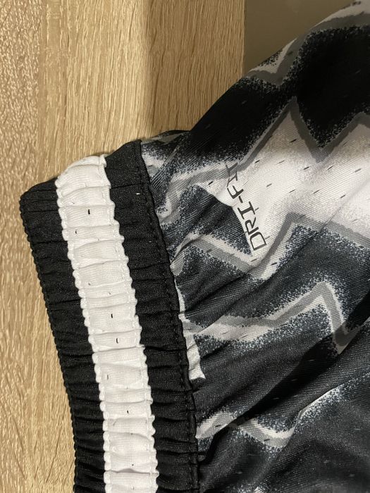 Șort Jordan, L, nou