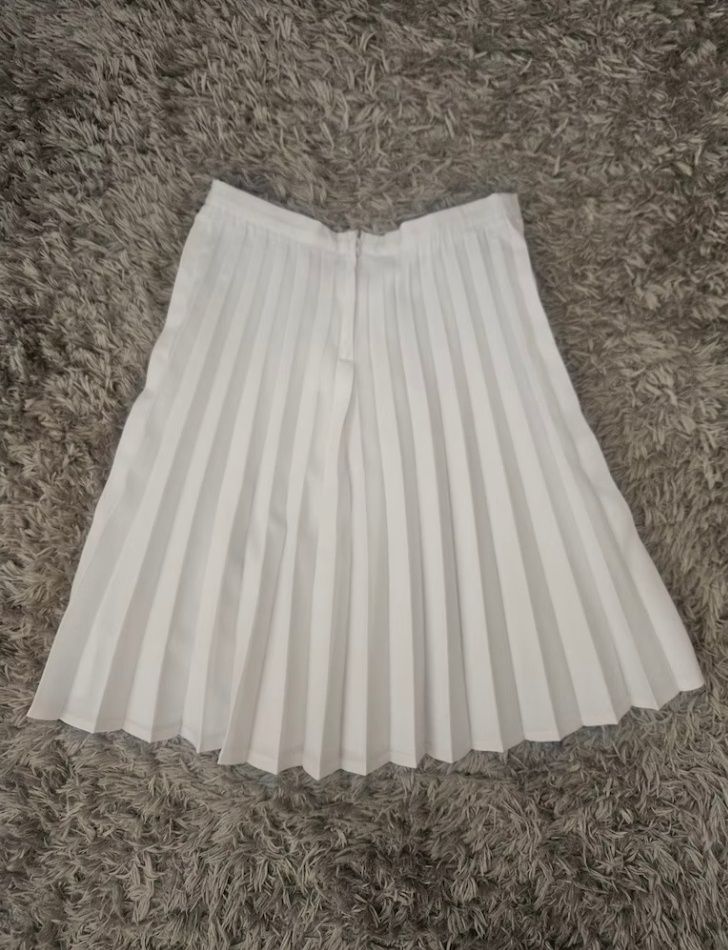 Бяла плисирана пола