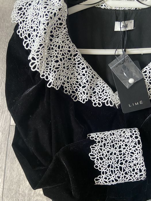 Платье бархатное с вышитым воротником