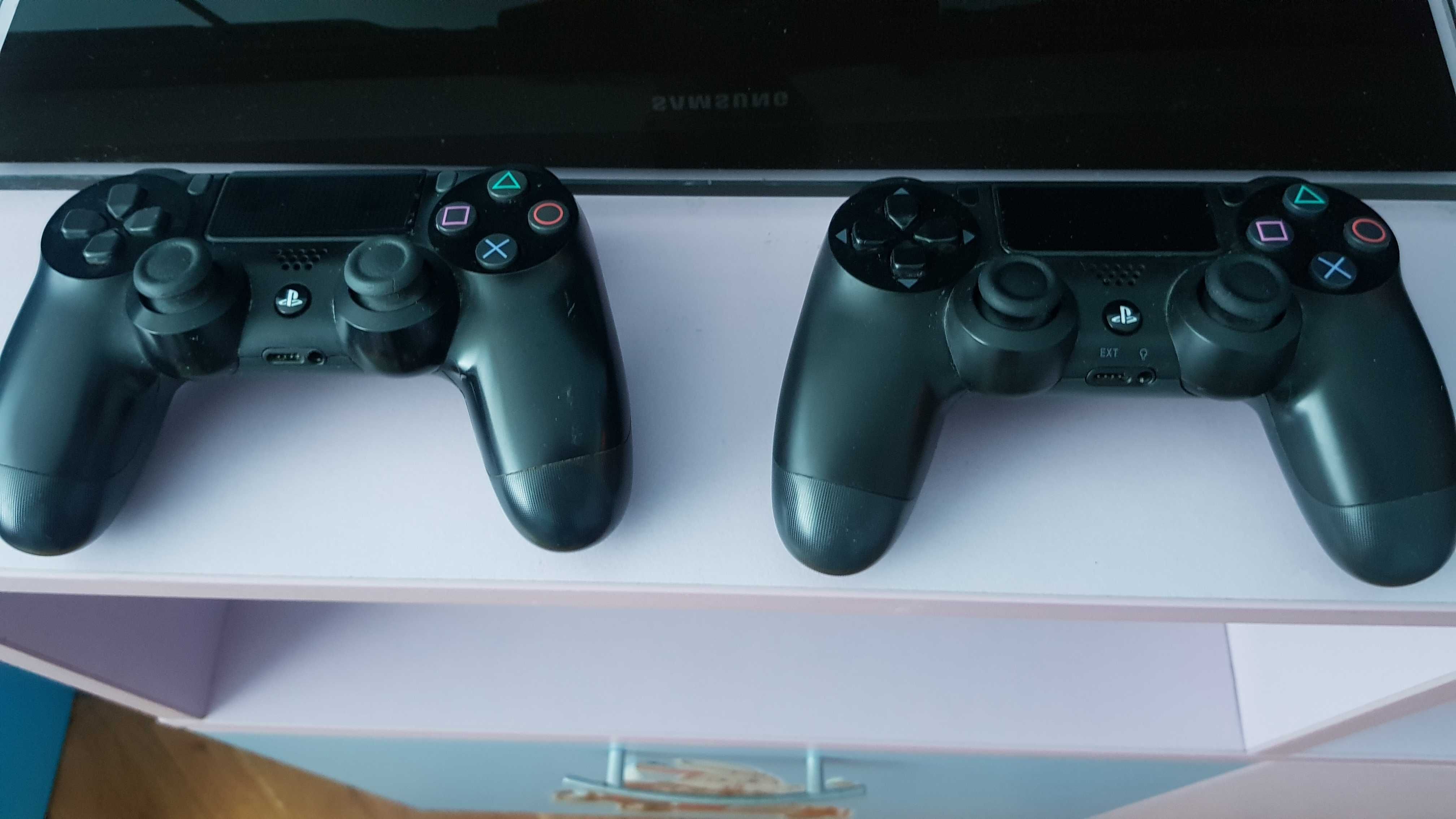 Продавам Sony PlayStation 4  с Два джойстика