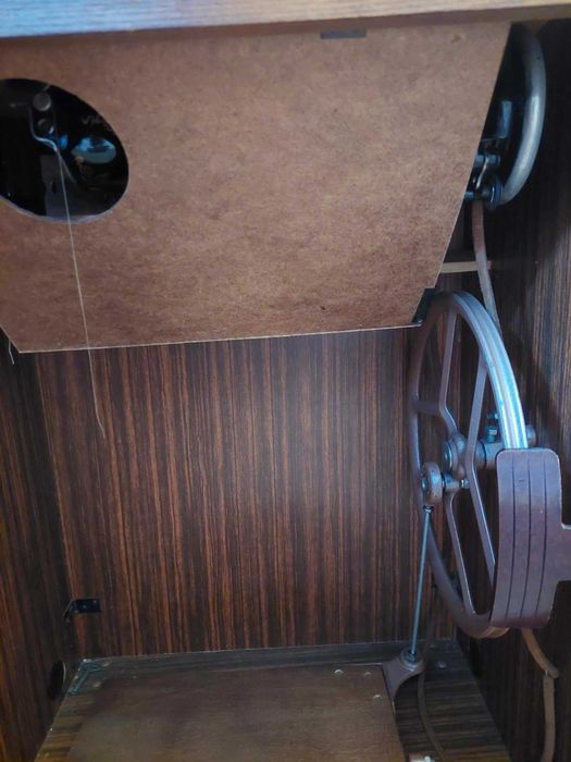 Крачна шевна машина Singer - шкаф