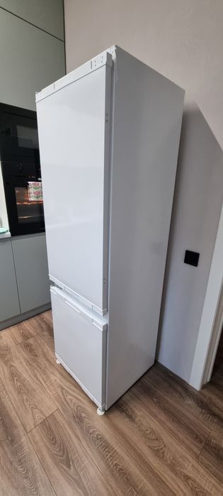 Встрамваемый холодильник ARG AM177LFM белого цвета