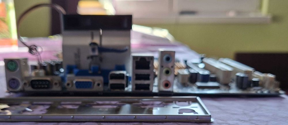 Дънна платка AsRock N68C-S UCC и AMD Athlon 64 x2 5200+