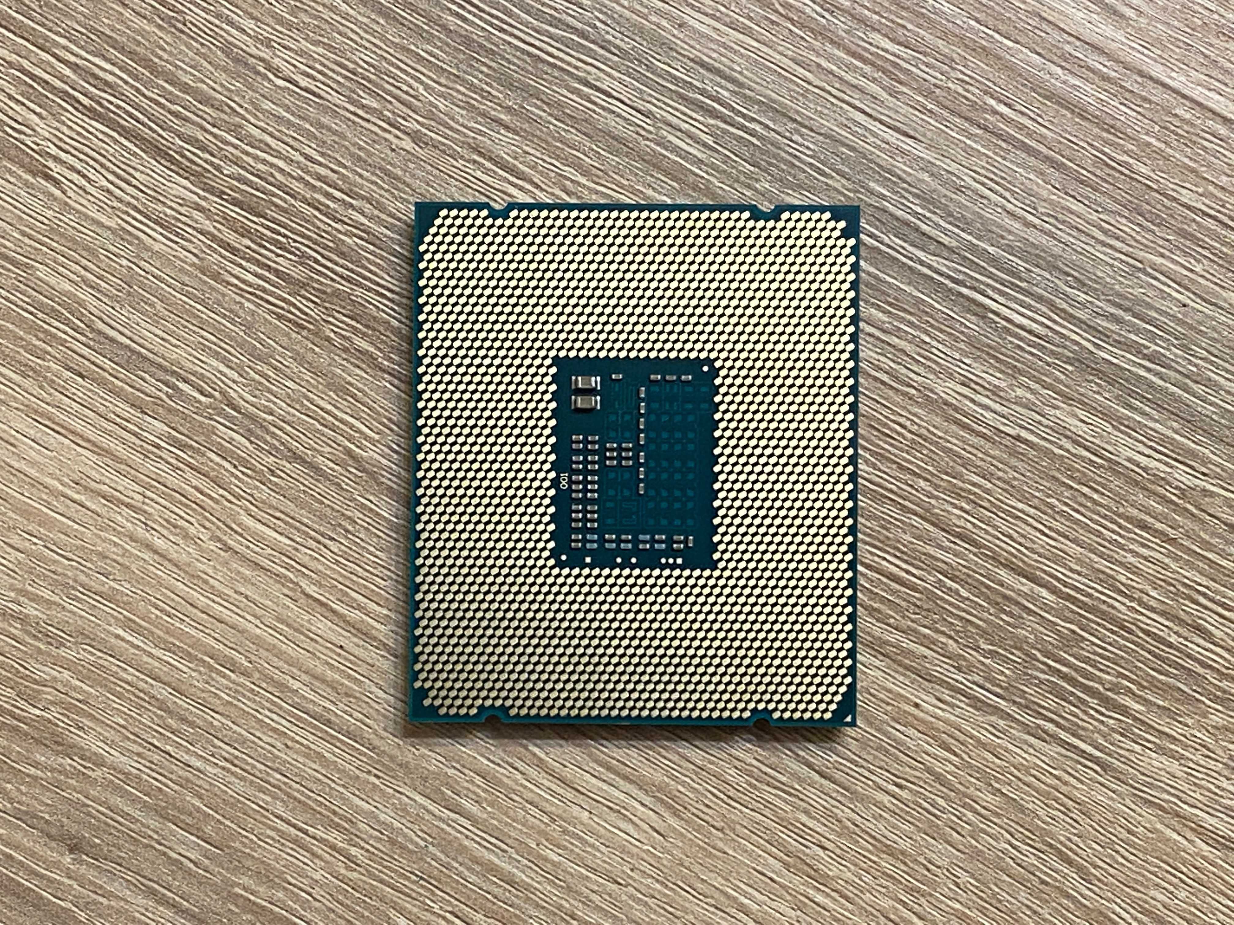 Intel i7-5820K / 6 ядра, 12 нишки / до 3.60 GHz/ сокет 2011-3 процесор