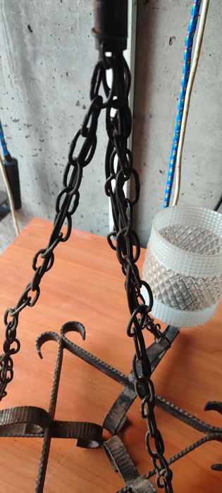 Продавам два броя полюлеи от ковано желязо.