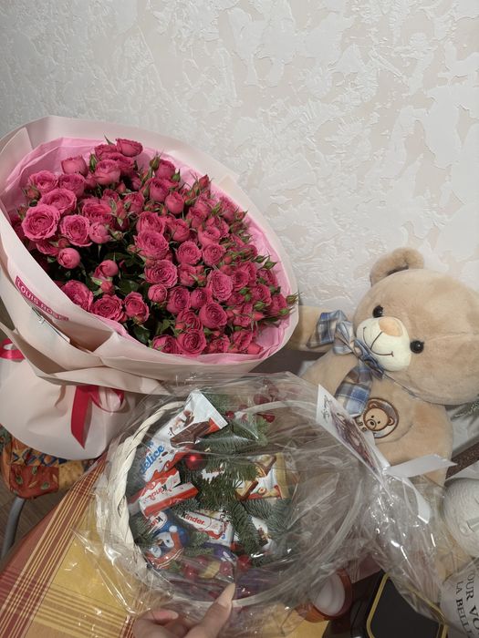 Свежий красивый букет из кустовых роз